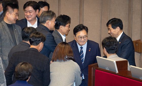 우원식 국회의장과 인사 나누는 의원들