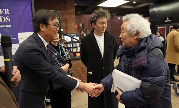 인사하는 최휘영 장관