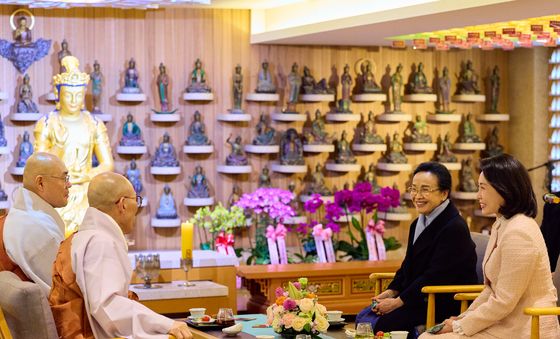 김혜경 여사와 날리 시술릿 여사, 조계사 방문