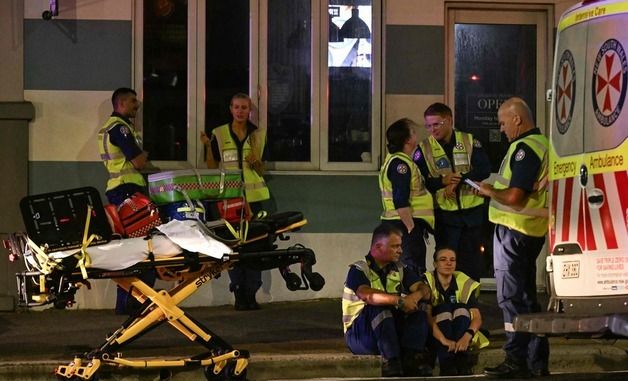 본다이 비치 총기 난사 현장 지키는 의료진