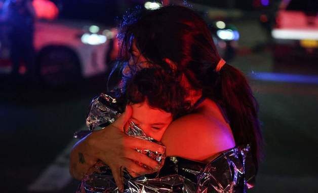 슬픔 삼키는 시민들