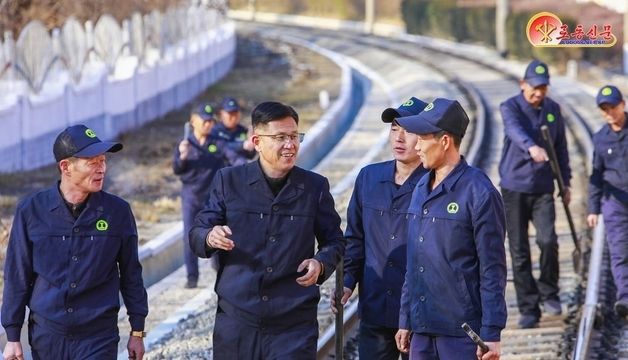 '현장 정치사업' 열중하는 北 평양철길대 간부들 선전