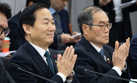 손뼉치는 이두희 차관과 이용철 방위사업청장