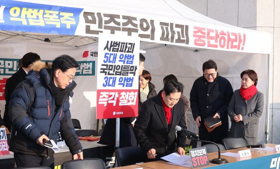 천막 최고위원회의 참석하는 장동혁·송언석