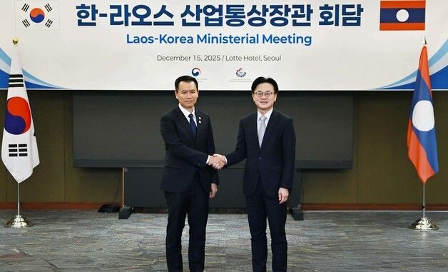 라오스 산업통상부 장관과 기념촬영하는 김정관 장관