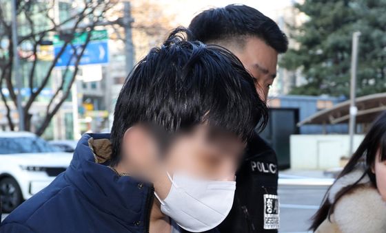 영장심사 출석하는 모친 존속살해 혐의 피의자