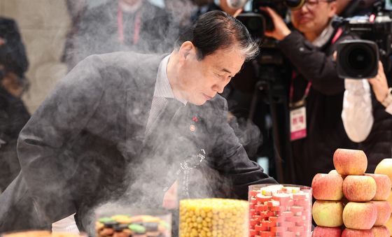 헌화하는 권오을 장관