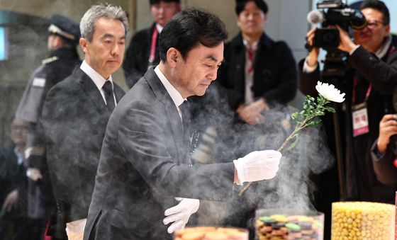 헌화하는 안규백 국방부 장관