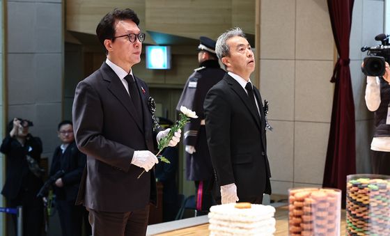 헌화하는 김민석 국무총리