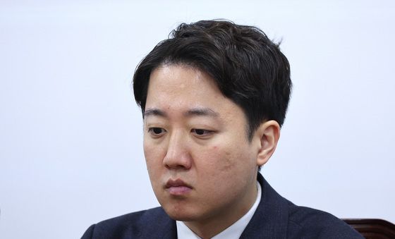 자료 살펴보는 이준석