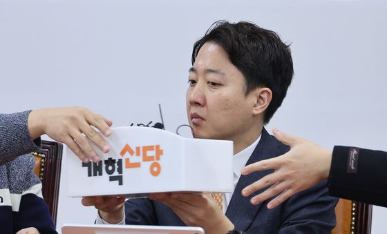 마이크 넘겨주는 이준석
