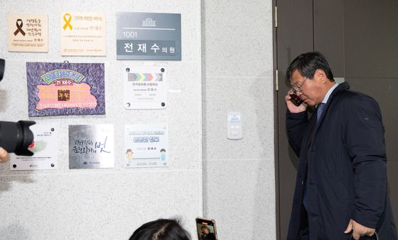 전재수 의원실 향하는 변호인