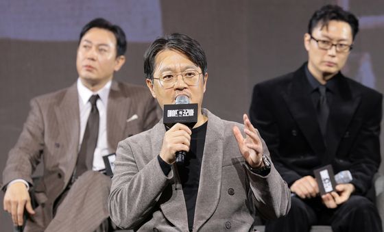 취재진 질문에 답하는 우민호 감독