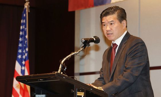 환영사 하는 제임스 김 암참 회장