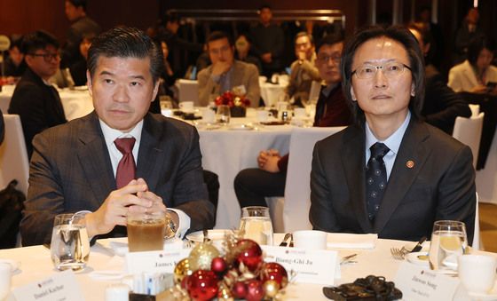 정책간담회 참석한 암참 회장과 주병기 공정거래위원장