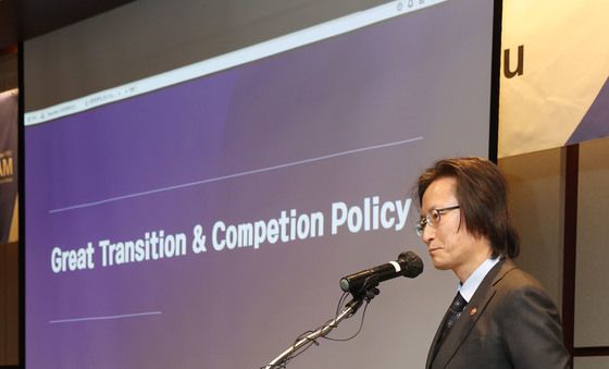 암참 초청 정책간담회 강연하는 주병기 공정거래위원장