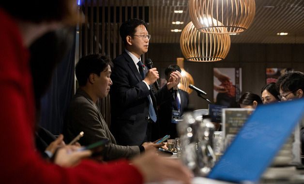 기자 질문에 답변하는 배경훈 부총리