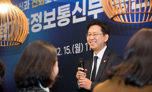 미소짓는 배경훈 부총리