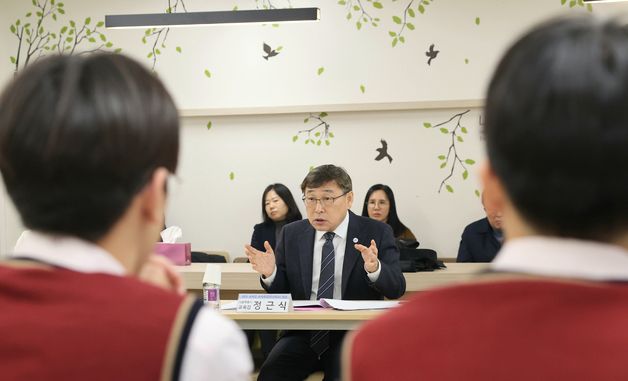 학생들과 고교학점제 관련 의견 나누는 정근식 교육감