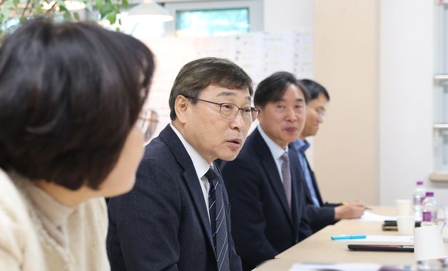 고교학점제 의견 나누는 정근식 서울시교육감