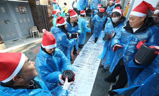 연탄 나르는 산타
