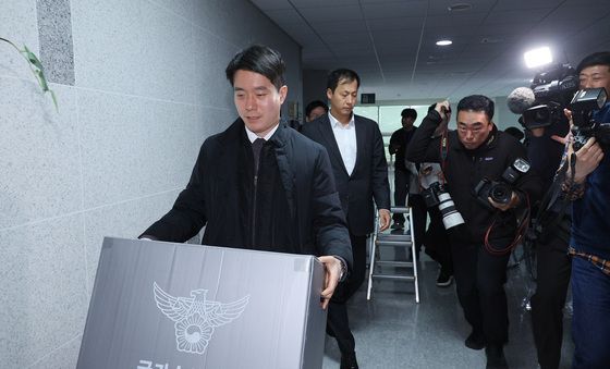 압수품 들고 나오는 경찰