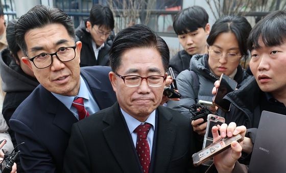 굳은 얼굴의 김규환 전 의원