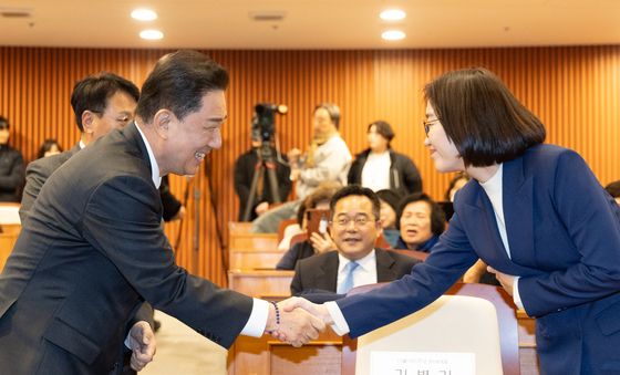 인사 나누는 김병기 원내대표와 김재연 상임대표