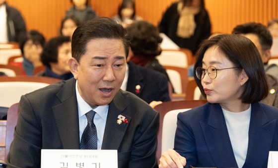 대화 나누는 김병기 원내대표와 김재연 상임대표