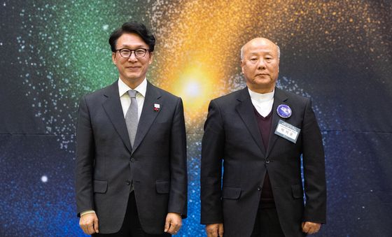 박석운 사회대개혁위원장과 기념촬영하는 김민석 총리