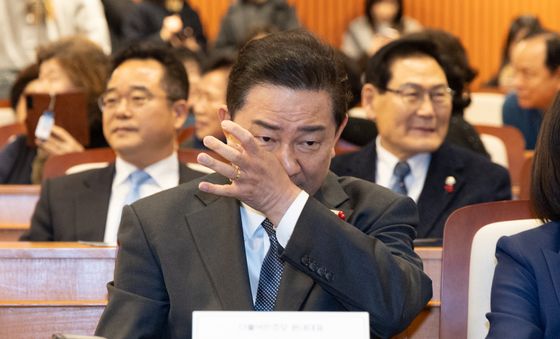 얼굴 닦는 김병기 원내대표