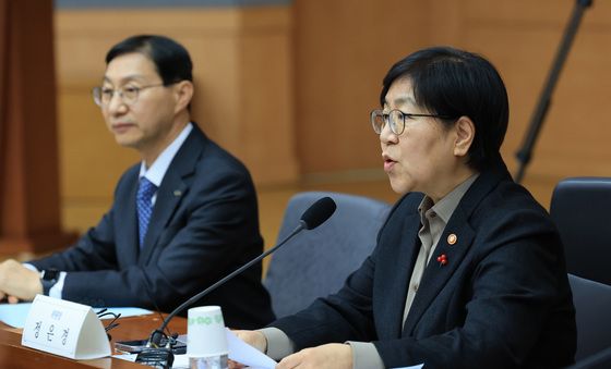 발언하는 정은경 장관