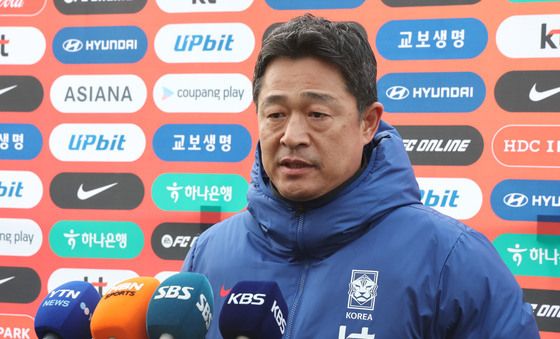 취재진 질문 답하는 이민성 감독