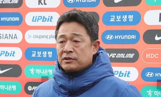 인터뷰 하는 이민성 감독