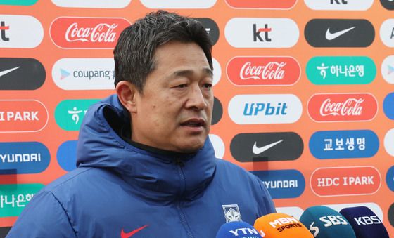 취재진 질문 답하는 이민성 감독