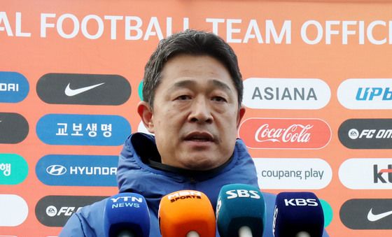 취재진 질문 답하는 이민성 감독