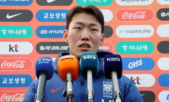 취재진 질문 답하는 강상윤