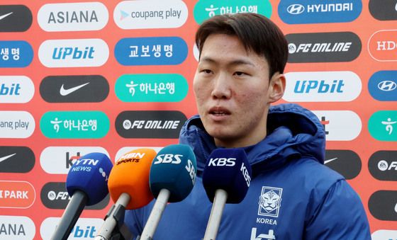 취재진 질문 답하는 강상윤