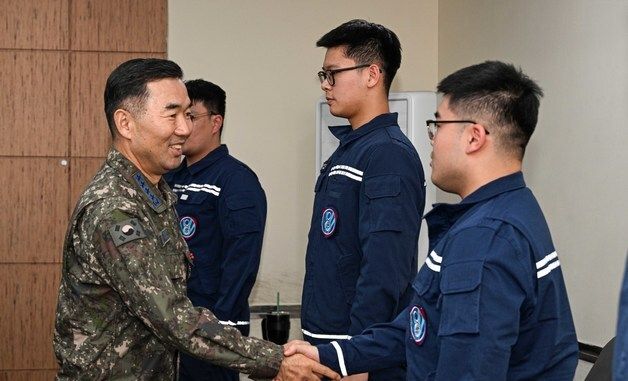 공군 정비사들 격려하는 합참의장