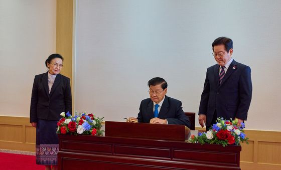 방명록 작성하는 통룬 시술릿 라오스 국가주석