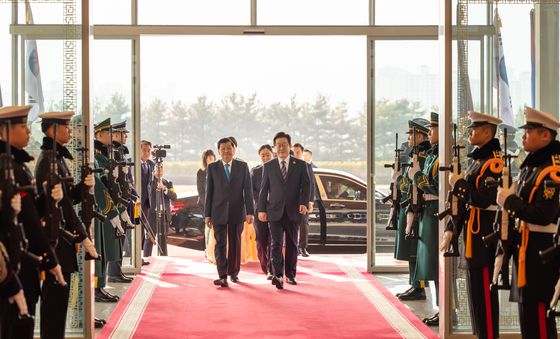 라오스 국가주석 영접하는 이재명 대통령