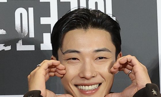 우도환, 근사한 볼 하트