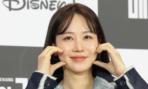 장새별 아나 '메이드 인 코리아' 볼 하트
