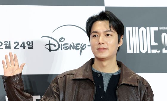 이민호, 빛나는 손 인사