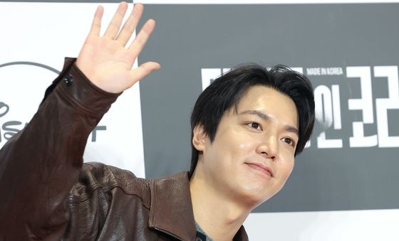 이민호, 로맨틱한 손 인사