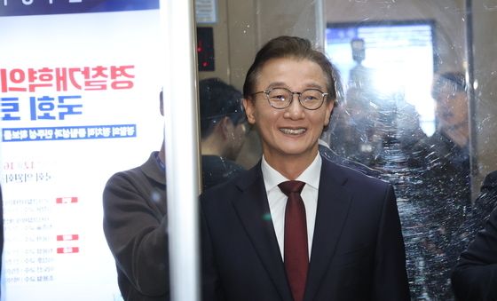 담담하게 미소짓는 전재수 의원