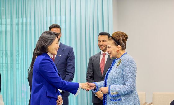 아부다비 음악예술재단 이사장과 인사하는 김혜경 여사