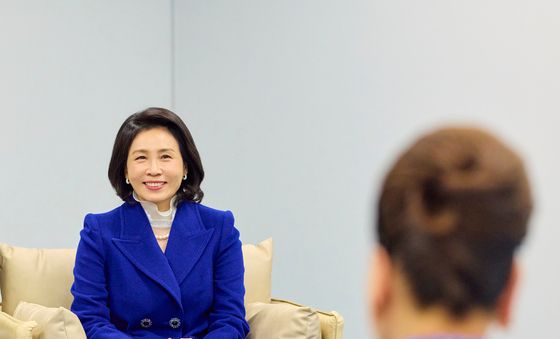 아부다비 음악예술재단 이사장과 대화하는 김혜경 여사