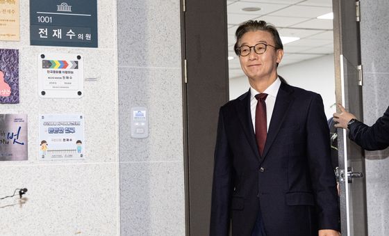 압수수색 종료된 의원실 나서는 전재수