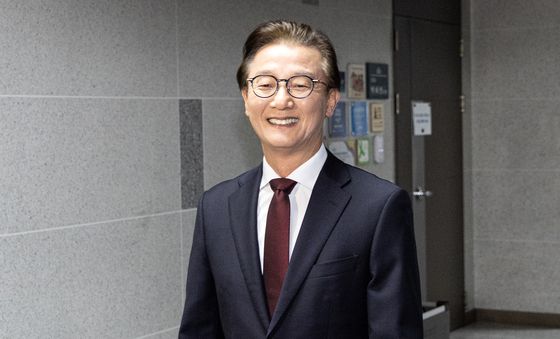 경찰 압수수색 종료된 의원실 나서는 전재수